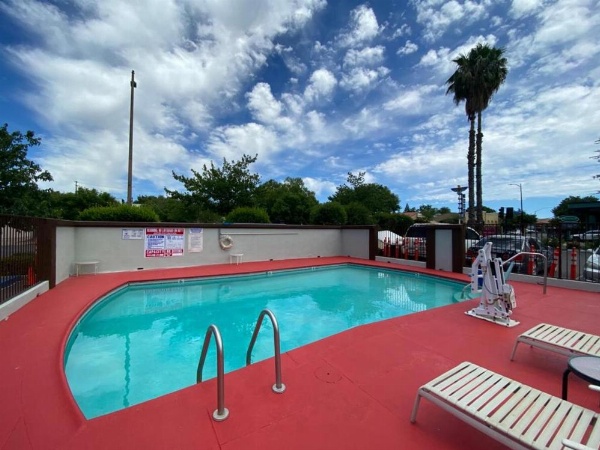 University Inn image 10