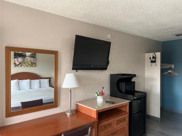 University Inn image 17