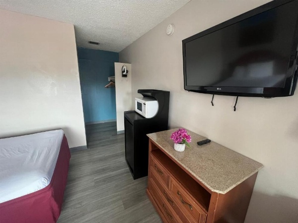 University Inn image 18