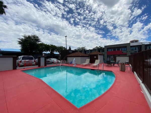 University Inn image 7